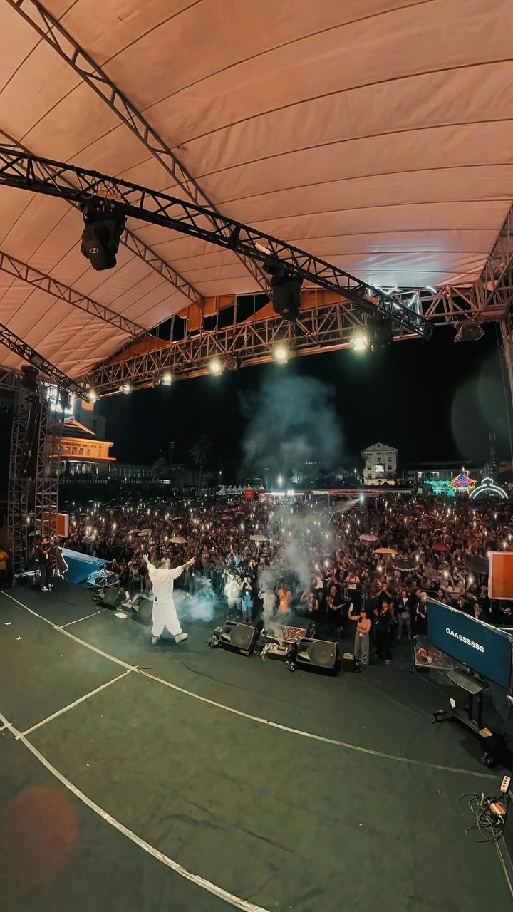 03 / KETEMU DI DEPAN PANGGUNG